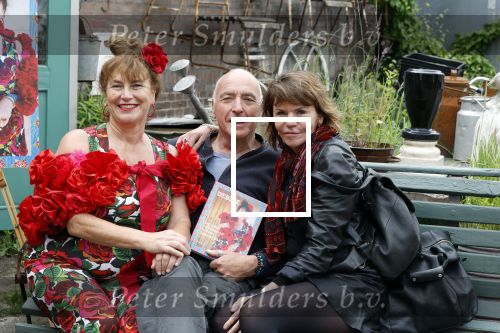 Amsterdam 4 juni 2024
Boekpresentatie Debbie de Jong van B&B Vol liefde . Debbie de Jong met ex Alfred v d Heuvel en zijn nieuwe vriendin Lonneke Stulen