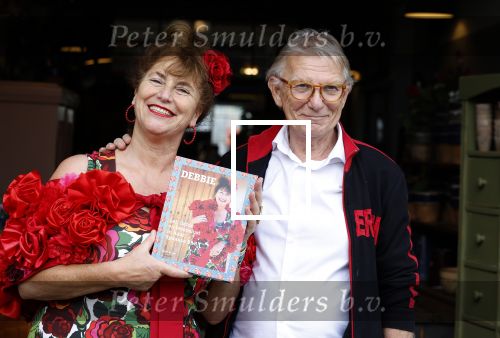 Amsterdam 4 juni 2024
Boekpresentatie Debbie de Jong van B&B Vol liefde . Debbie de Jong en partner Paul