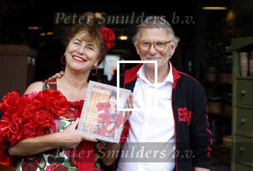 Amsterdam 4 juni 2024
Boekpresentatie Debbie de Jong van B&B Vol liefde . Debbie de Jong en partner Paul