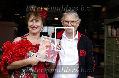 Amsterdam 4 juni 2024
Boekpresentatie Debbie de Jong van B&B Vol liefde . Debbie de Jong en partner Paul