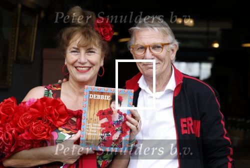 Amsterdam 4 juni 2024
Boekpresentatie Debbie de Jong van B&B Vol liefde . Debbie de Jong en partner Paul