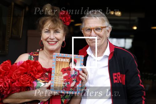 Amsterdam 4 juni 2024
Boekpresentatie Debbie de Jong van B&B Vol liefde . Debbie de Jong en partner Paul