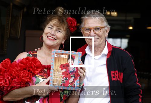 Amsterdam 4 juni 2024
Boekpresentatie Debbie de Jong van B&B Vol liefde . Debbie de Jong en partner Paul