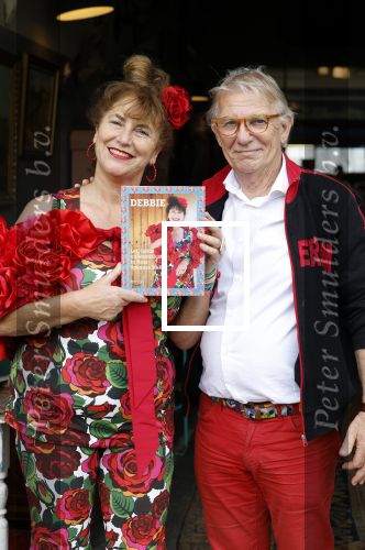 Amsterdam 4 juni 2024
Boekpresentatie Debbie de Jong van B&B Vol liefde . Debbie de Jong en partner Paul