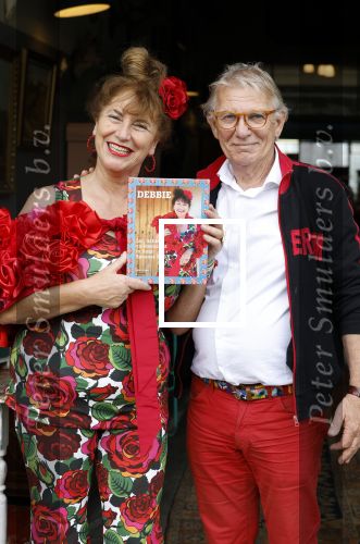Amsterdam 4 juni 2024
Boekpresentatie Debbie de Jong van B&B Vol liefde . Debbie de Jong en partner Paul