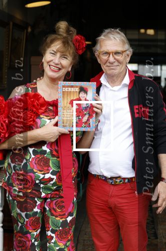 Amsterdam 4 juni 2024
Boekpresentatie Debbie de Jong van B&B Vol liefde . Debbie de Jong en partner Paul