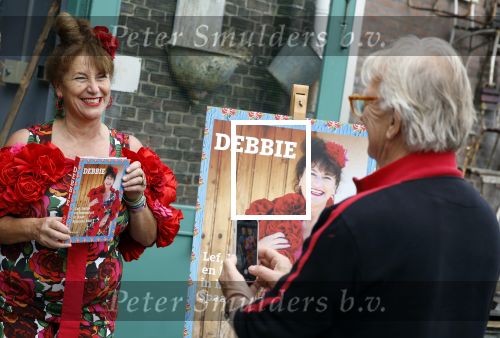 Amsterdam 4 juni 2024
Boekpresentatie Debbie de Jong van B&B Vol liefde . Debbie de Jong en partner Paul
