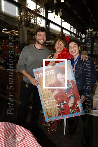 Amsterdam 4 juni 2024
Boekpresentatie Debbie de Jong van B&B Vol liefde . Debbie de Jong met zoon en dochter