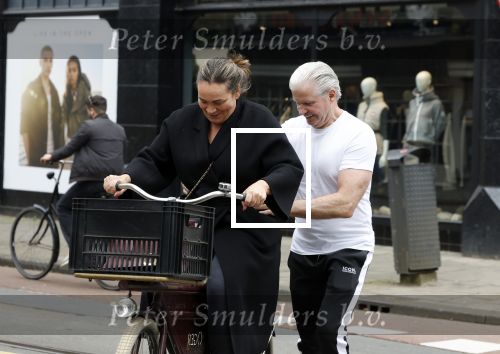 Amsterdam 18 juni 2024
Dries Roelvink achter op de fiets bij zijn vrouw Honoria.