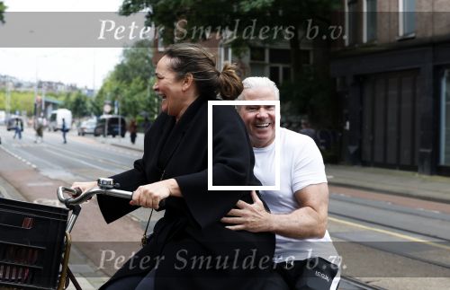Amsterdam 18 juni 2024
Dries Roelvink achter op de fiets bij zijn vrouw Honoria.