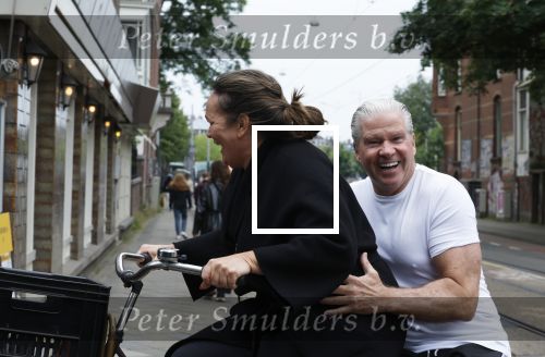Amsterdam 18 juni 2024
Dries Roelvink achter op de fiets bij zijn vrouw Honoria.