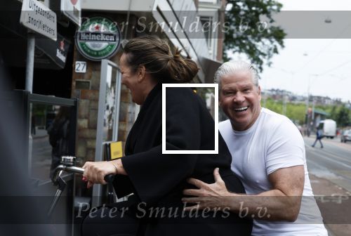Amsterdam 18 juni 2024
Dries Roelvink achter op de fiets bij zijn vrouw Honoria.