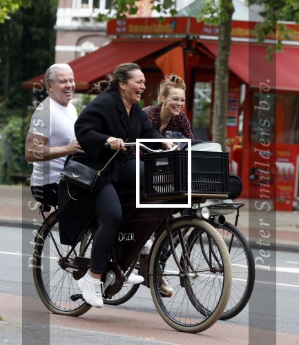 Amsterdam 18 juni 2024
Dries Roelvink achter op de fiets bij zijn vrouw Honoria.