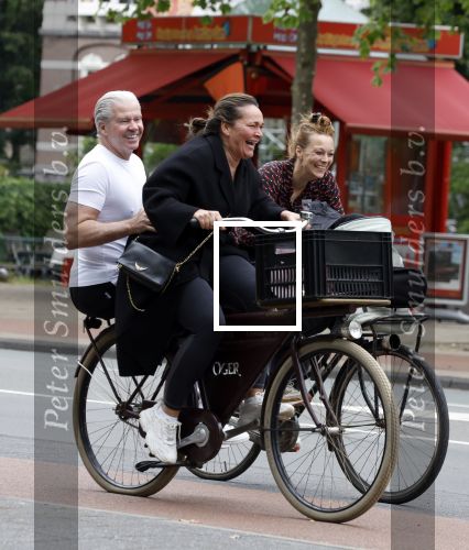Amsterdam 18 juni 2024
Dries Roelvink achter op de fiets bij zijn vrouw Honoria.