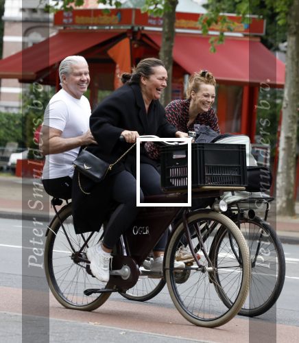 Amsterdam 18 juni 2024
Dries Roelvink achter op de fiets bij zijn vrouw Honoria.