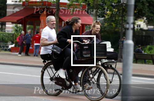Amsterdam 18 juni 2024
Dries Roelvink achter op de fiets bij zijn vrouw Honoria.