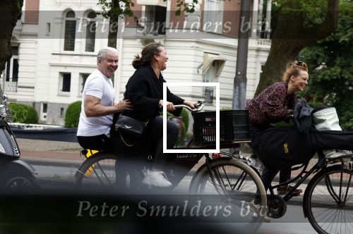 Amsterdam 18 juni 2024
Dries Roelvink achter op de fiets bij zijn vrouw Honoria.