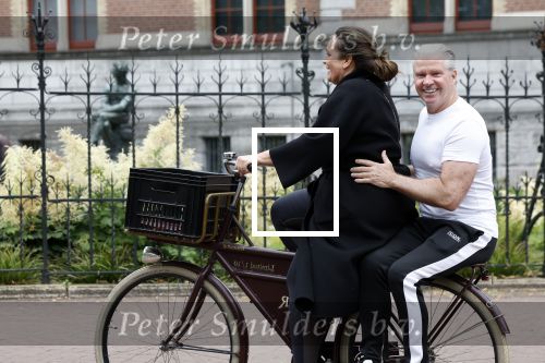 Amsterdam 18 juni 2024
Dries Roelvink achter op de fiets bij zijn vrouw Honoria.