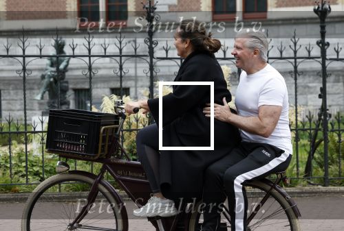 Amsterdam 18 juni 2024
Dries Roelvink achter op de fiets bij zijn vrouw Honoria.