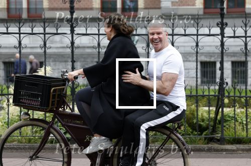 Amsterdam 18 juni 2024
Dries Roelvink achter op de fiets bij zijn vrouw Honoria.