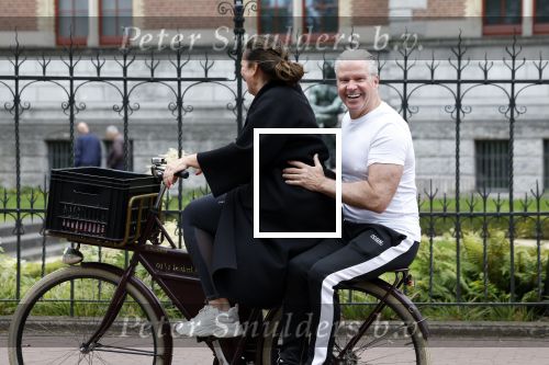 Amsterdam 18 juni 2024
Dries Roelvink achter op de fiets bij zijn vrouw Honoria.