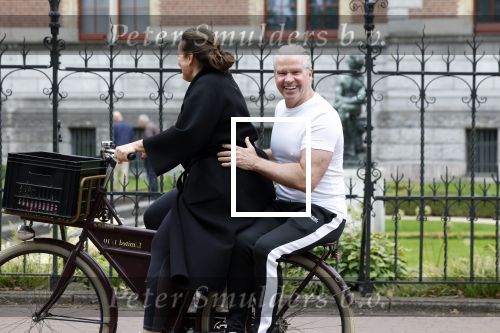 Amsterdam 18 juni 2024
Dries Roelvink achter op de fiets bij zijn vrouw Honoria.