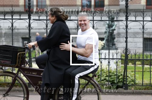 Amsterdam 18 juni 2024
Dries Roelvink achter op de fiets bij zijn vrouw Honoria.