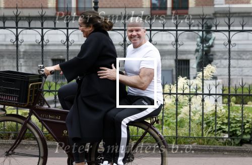Amsterdam 18 juni 2024
Dries Roelvink achter op de fiets bij zijn vrouw Honoria.