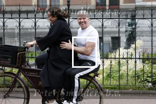 Amsterdam 18 juni 2024
Dries Roelvink achter op de fiets bij zijn vrouw Honoria.