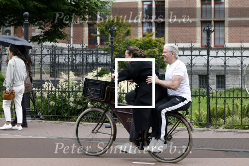 Amsterdam 18 juni 2024
Dries Roelvink achter op de fiets bij zijn vrouw Honoria.