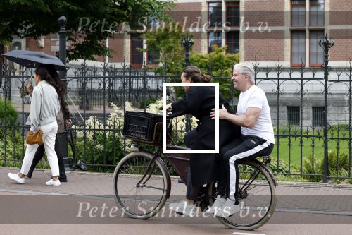 Amsterdam 18 juni 2024
Dries Roelvink achter op de fiets bij zijn vrouw Honoria.