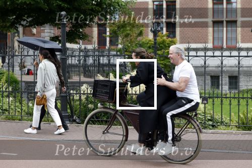 Amsterdam 18 juni 2024
Dries Roelvink achter op de fiets bij zijn vrouw Honoria.