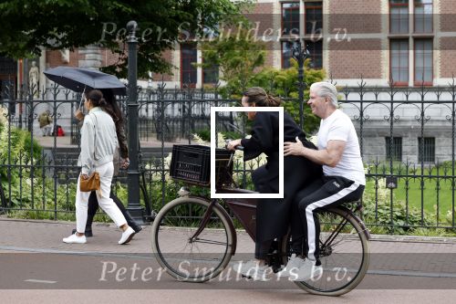 Amsterdam 18 juni 2024
Dries Roelvink achter op de fiets bij zijn vrouw Honoria.