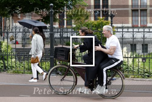 Amsterdam 18 juni 2024
Dries Roelvink achter op de fiets bij zijn vrouw Honoria.