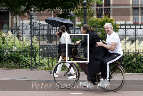 Amsterdam 18 juni 2024
Dries Roelvink achter op de fiets bij zijn vrouw Honoria.