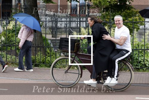 Amsterdam 18 juni 2024
Dries Roelvink achter op de fiets bij zijn vrouw Honoria.