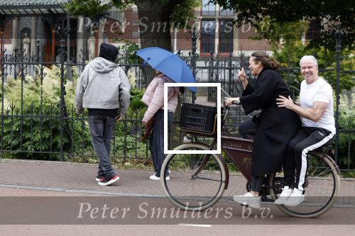 Amsterdam 18 juni 2024
Dries Roelvink achter op de fiets bij zijn vrouw Honoria.