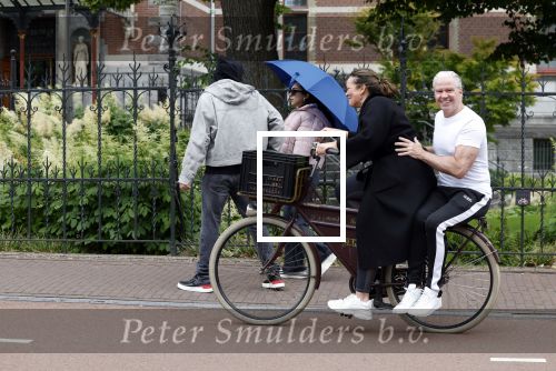 Amsterdam 18 juni 2024
Dries Roelvink achter op de fiets bij zijn vrouw Honoria.