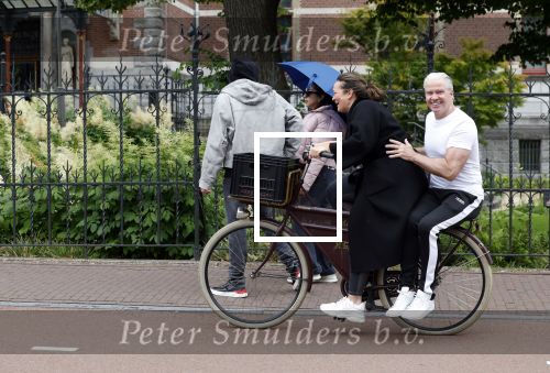 Amsterdam 18 juni 2024
Dries Roelvink achter op de fiets bij zijn vrouw Honoria.
