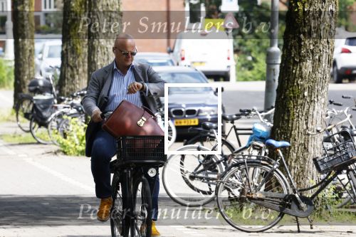 Amsterdam 13 juni 2024
Ferdinand Grapperhaus op de fiets in Amsterdam zuid.