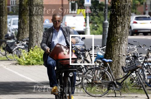 Amsterdam 13 juni 2024
Ferdinand Grapperhaus op de fiets in Amsterdam zuid.