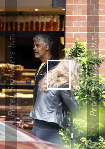 Amsterdam 3 juni 2024
Frank Rijkaard en zijn vrouw Stephanie Rijkaard doen boodschappen in Amsterdam zuid. Stephanie loopt op krukken .