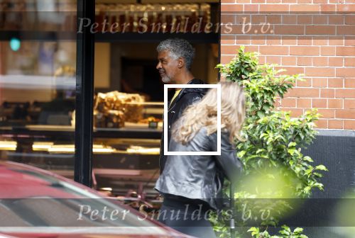Amsterdam 3 juni 2024
Frank Rijkaard en zijn vrouw Stephanie Rijkaard doen boodschappen in Amsterdam zuid. Stephanie loopt op krukken .