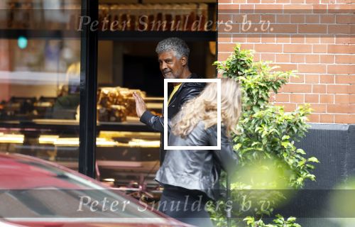 Amsterdam 3 juni 2024
Frank Rijkaard en zijn vrouw Stephanie Rijkaard doen boodschappen in Amsterdam zuid. Stephanie loopt op krukken .