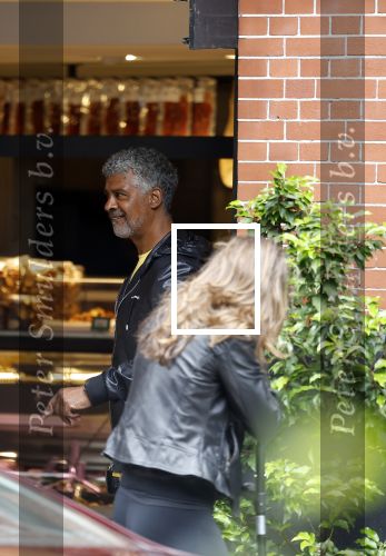 Amsterdam 3 juni 2024
Frank Rijkaard en zijn vrouw Stephanie Rijkaard doen boodschappen in Amsterdam zuid. Stephanie loopt op krukken .