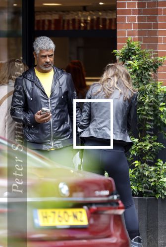 Amsterdam 3 juni 2024
Frank Rijkaard en zijn vrouw Stephanie Rijkaard doen boodschappen in Amsterdam zuid. Stephanie loopt op krukken .