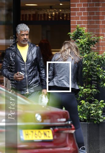 Amsterdam 3 juni 2024
Frank Rijkaard en zijn vrouw Stephanie Rijkaard doen boodschappen in Amsterdam zuid. Stephanie loopt op krukken .