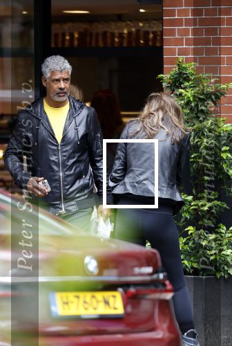 Amsterdam 3 juni 2024
Frank Rijkaard en zijn vrouw Stephanie Rijkaard doen boodschappen in Amsterdam zuid. Stephanie loopt op krukken .