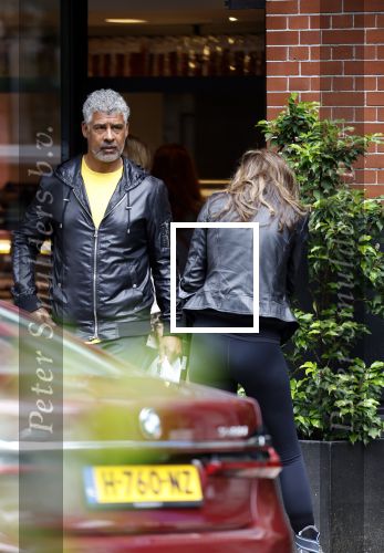 Amsterdam 3 juni 2024
Frank Rijkaard en zijn vrouw Stephanie Rijkaard doen boodschappen in Amsterdam zuid. Stephanie loopt op krukken .