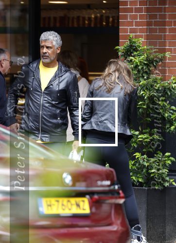 Amsterdam 3 juni 2024
Frank Rijkaard en zijn vrouw Stephanie Rijkaard doen boodschappen in Amsterdam zuid. Stephanie loopt op krukken .